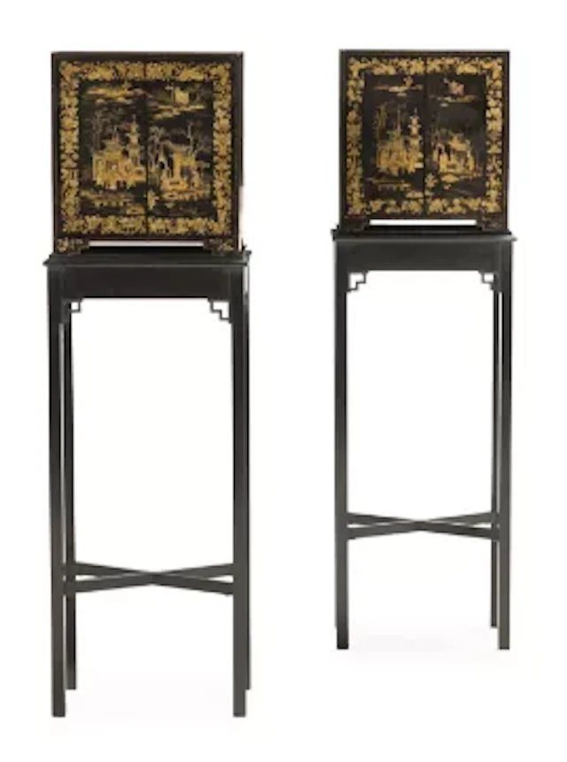 Y A PAIR OF CHINESE EXPORT BLACK LACQUER AND GILT CHINOISERIE DECORATED