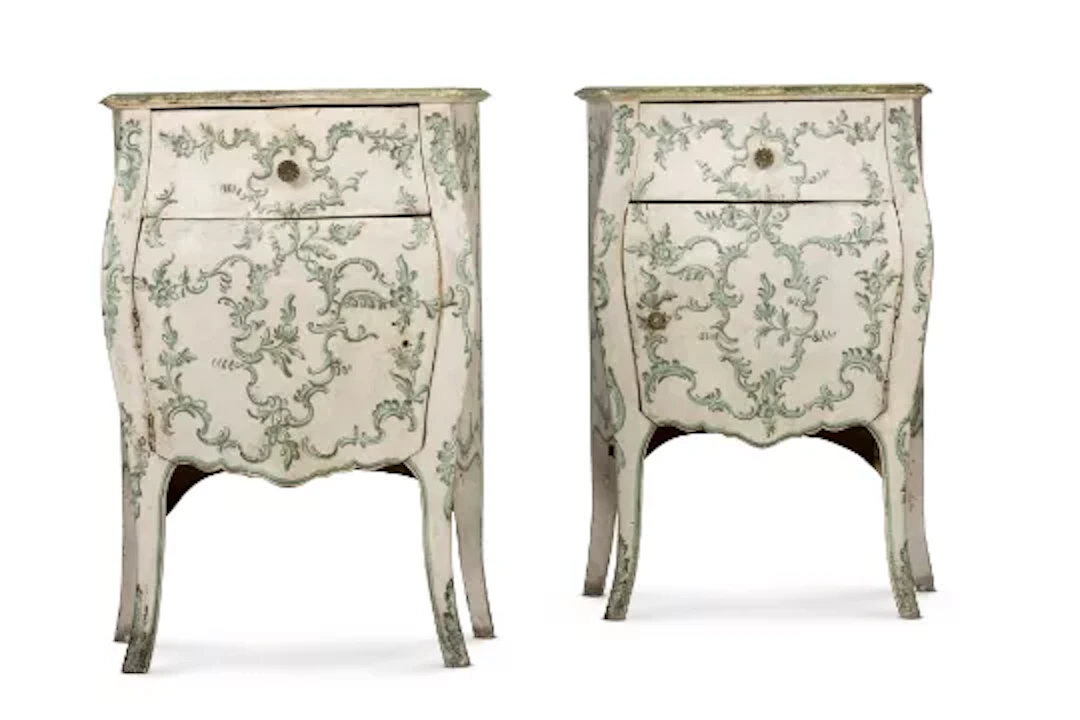 A PAIR OF VENETIAN CREAM AND GREEN PAINTED SERPENTINE BEDSIDE CABINETS