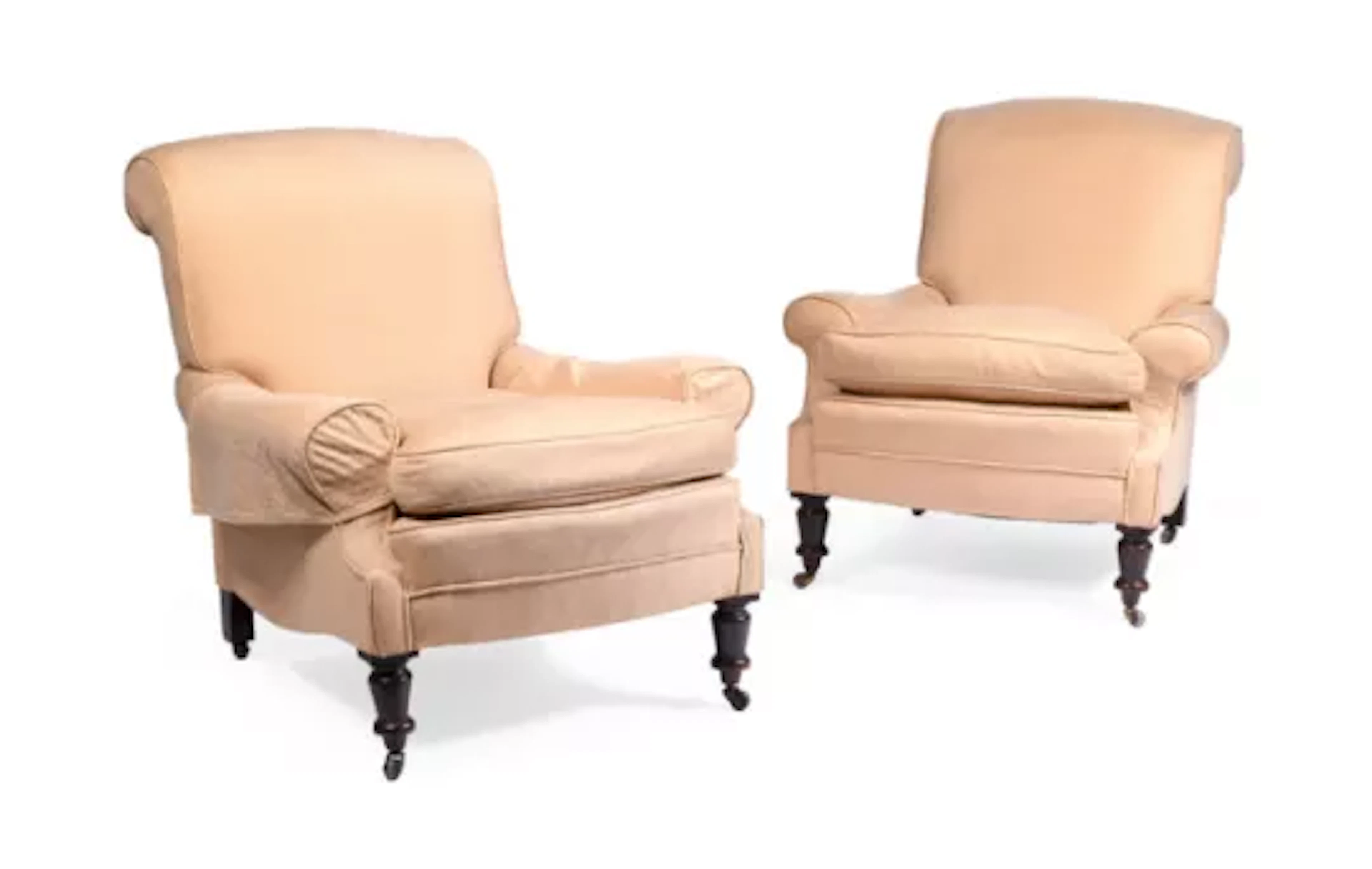 A PAIR OF EDWARDIAN UPHOLSTERED ARMCHAIRS, IN THE MANNER OF HOWARD