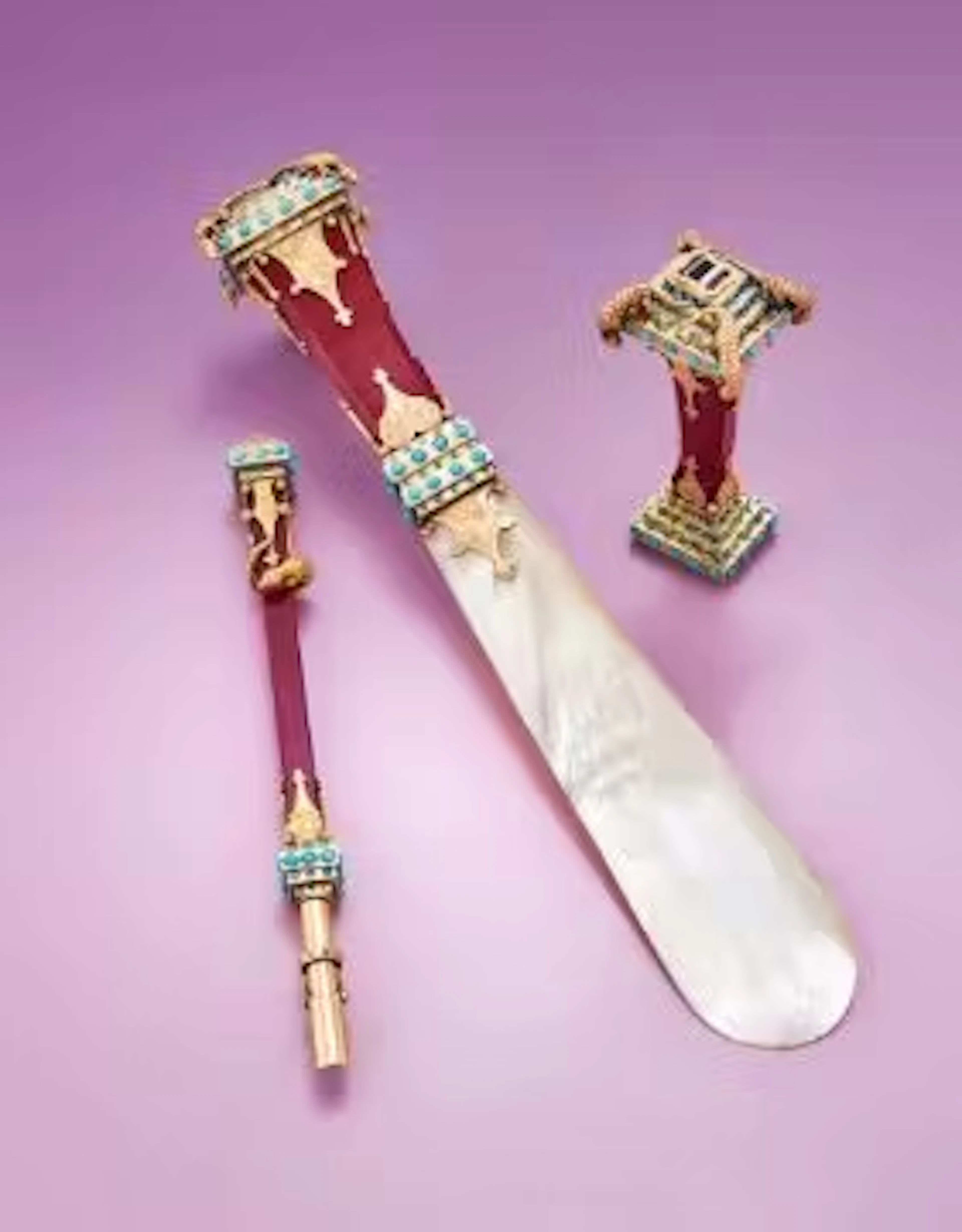 Y AN EARLY 19TH CENTURY GOLD, JASPER AND TURQUOISE DESK SET