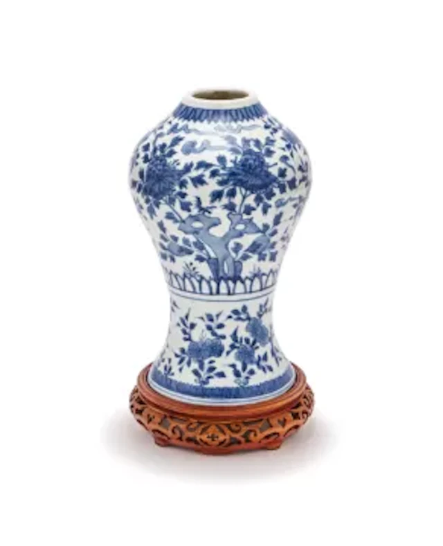 A Chinese blue and white porcelain vase, 16th or 17th century