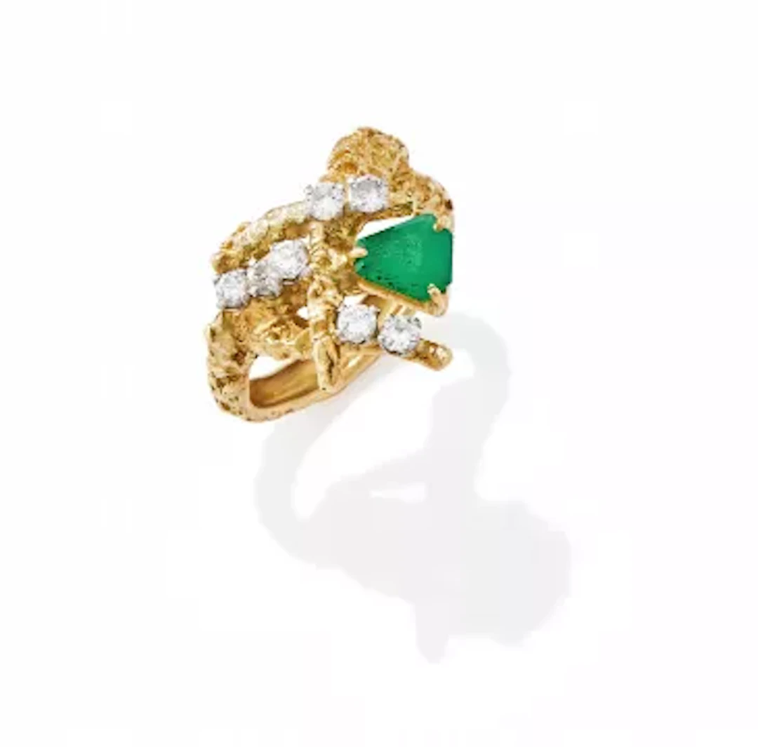 AN EMERALD AND DIAMOND DRESS RING