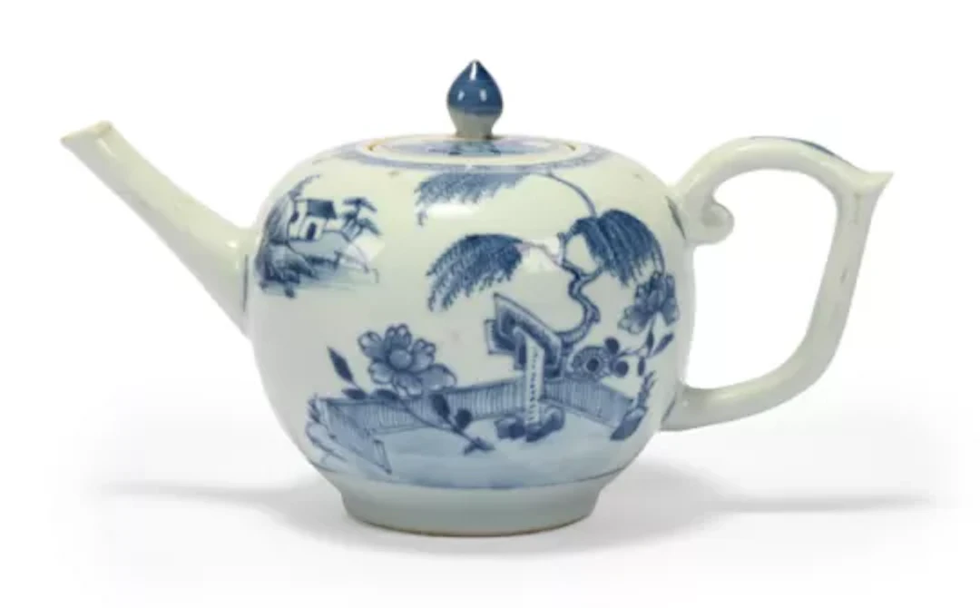 A Chinese Export blue and white teapot and cover, Qing Dynasty, circa 1750
