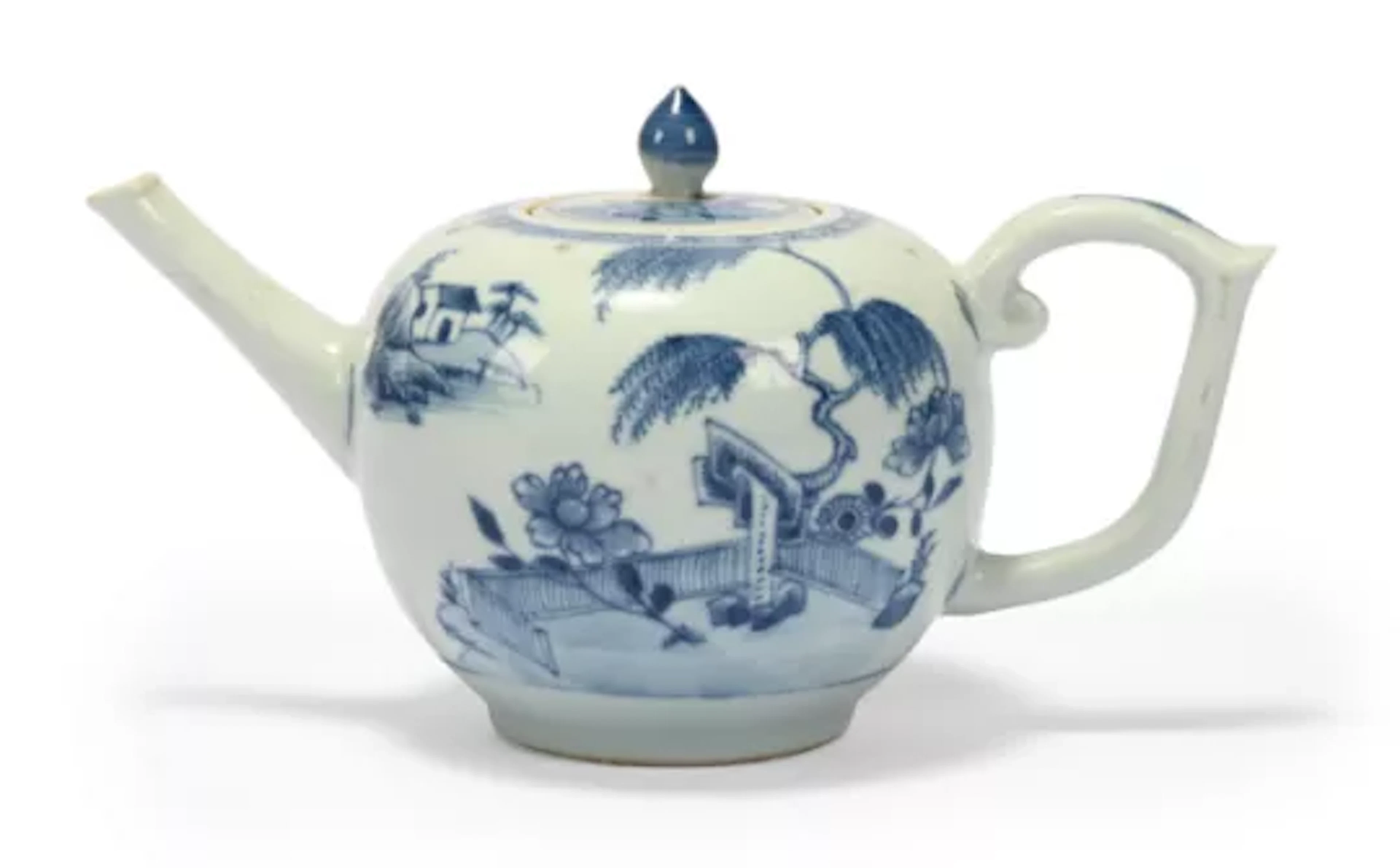 A Chinese Export blue and white teapot and cover, Qing Dynasty, circa 1750