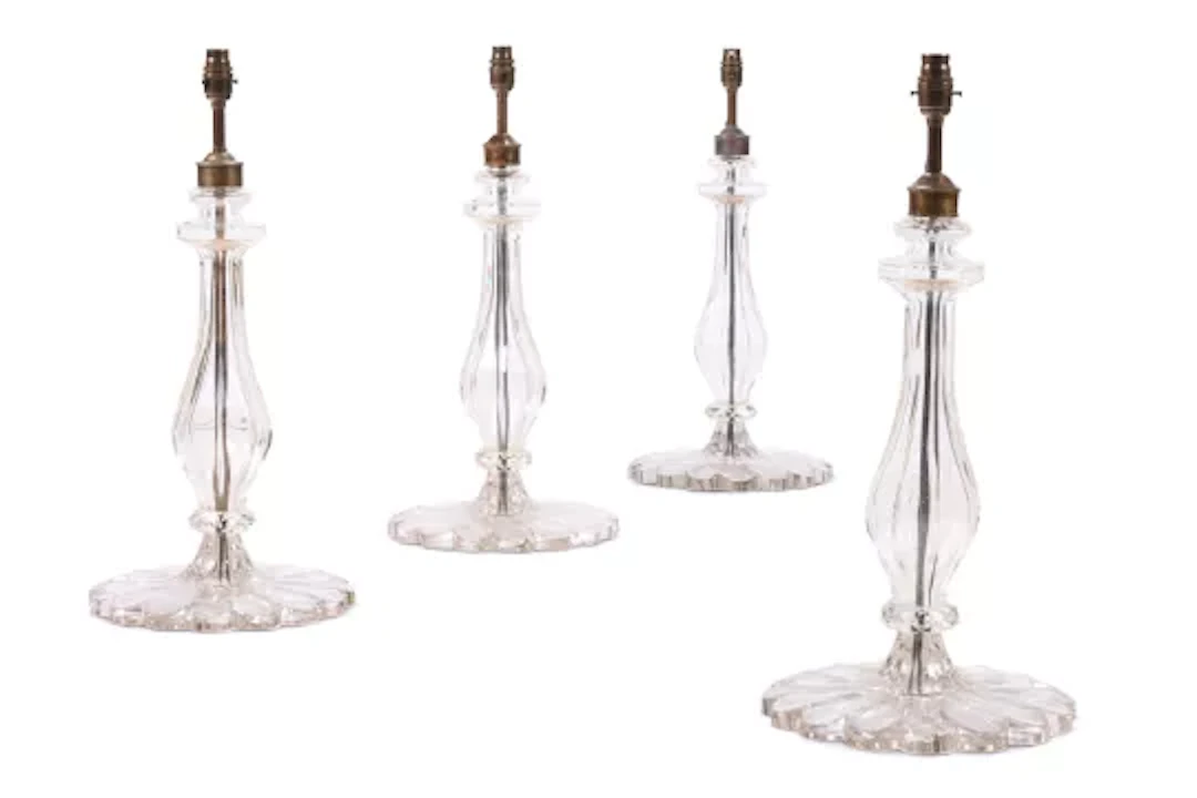 A SET OF FOUR CLEAR GLASS TABLE LAMPS, MODERN