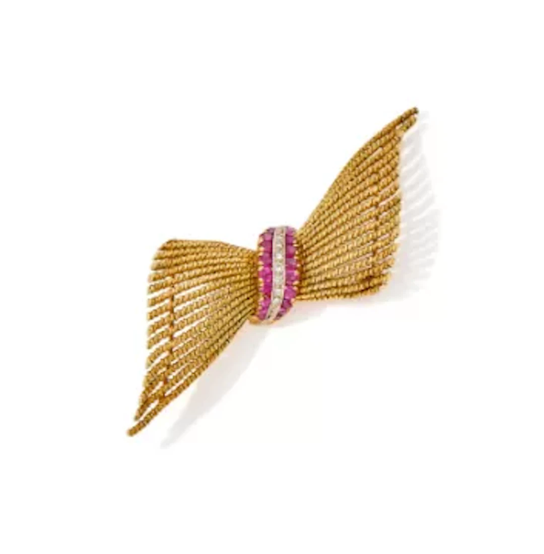 AN 18 CARAT GOLD, RUBY AND DIAMOND BOW BROOCH, CIRCA 1963