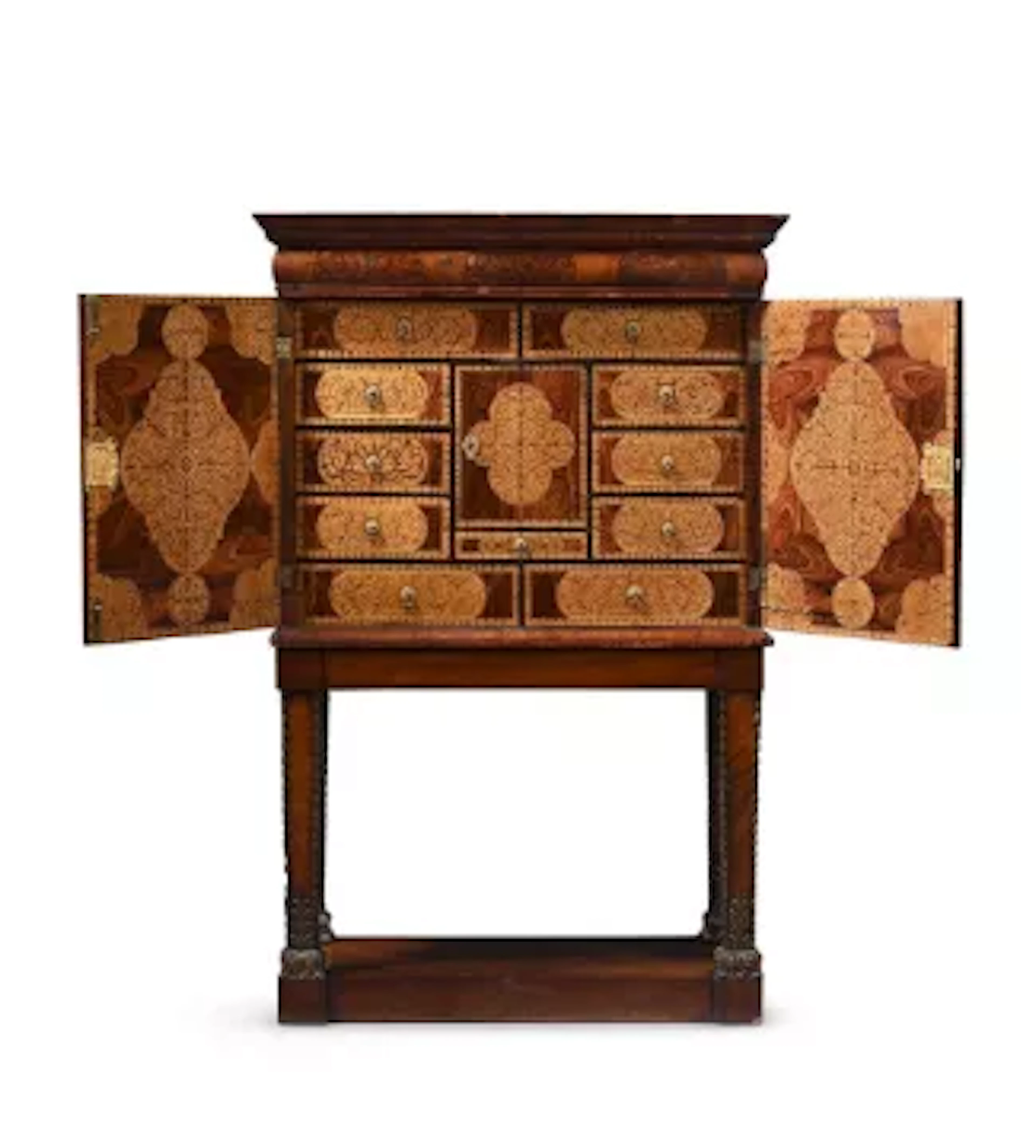 Y A WILLIAM & MARY KINGWOOD OYSTER, HOLLY AND SEAWEED MARQUETRY CABINET
