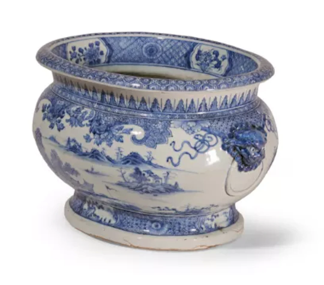A LARGE CHINESE EXPORT BLUE AND WHITE OVAL WINE COOLER OR CISTERN