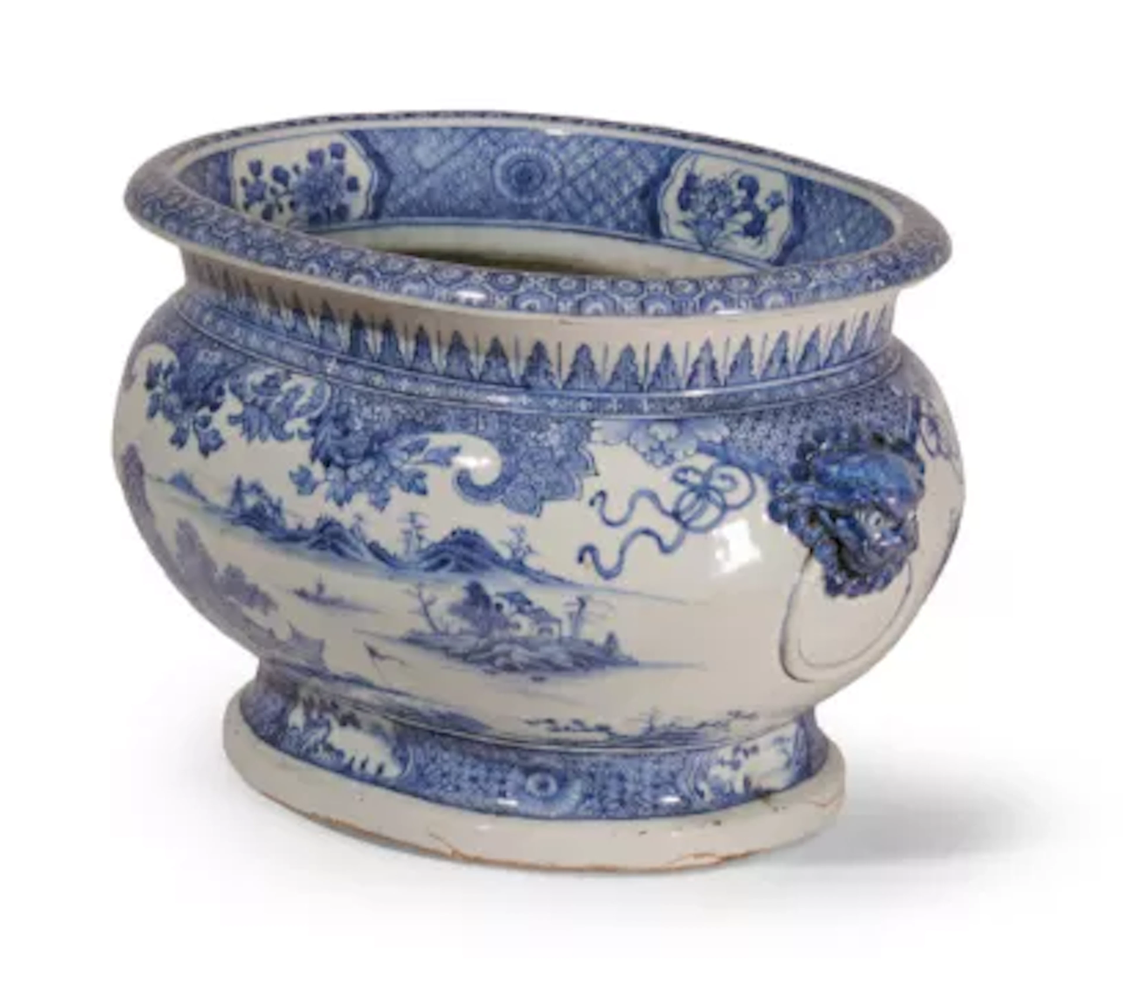 A LARGE CHINESE EXPORT BLUE AND WHITE OVAL WINE COOLER OR CISTERN