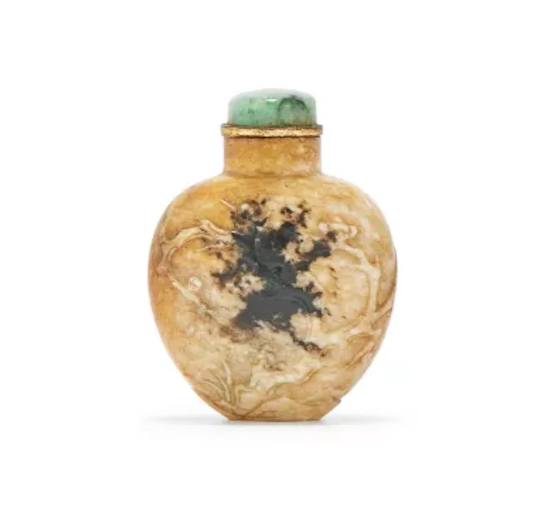 A small Chinese calcified jade snuff bottle, Qing Dynasty