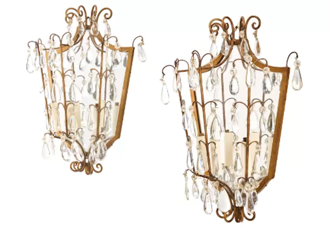 A PAIR OF GILT METAL FRAMED MIRRORED SHIELD BACK WALL LIGHTS, PROBABLY