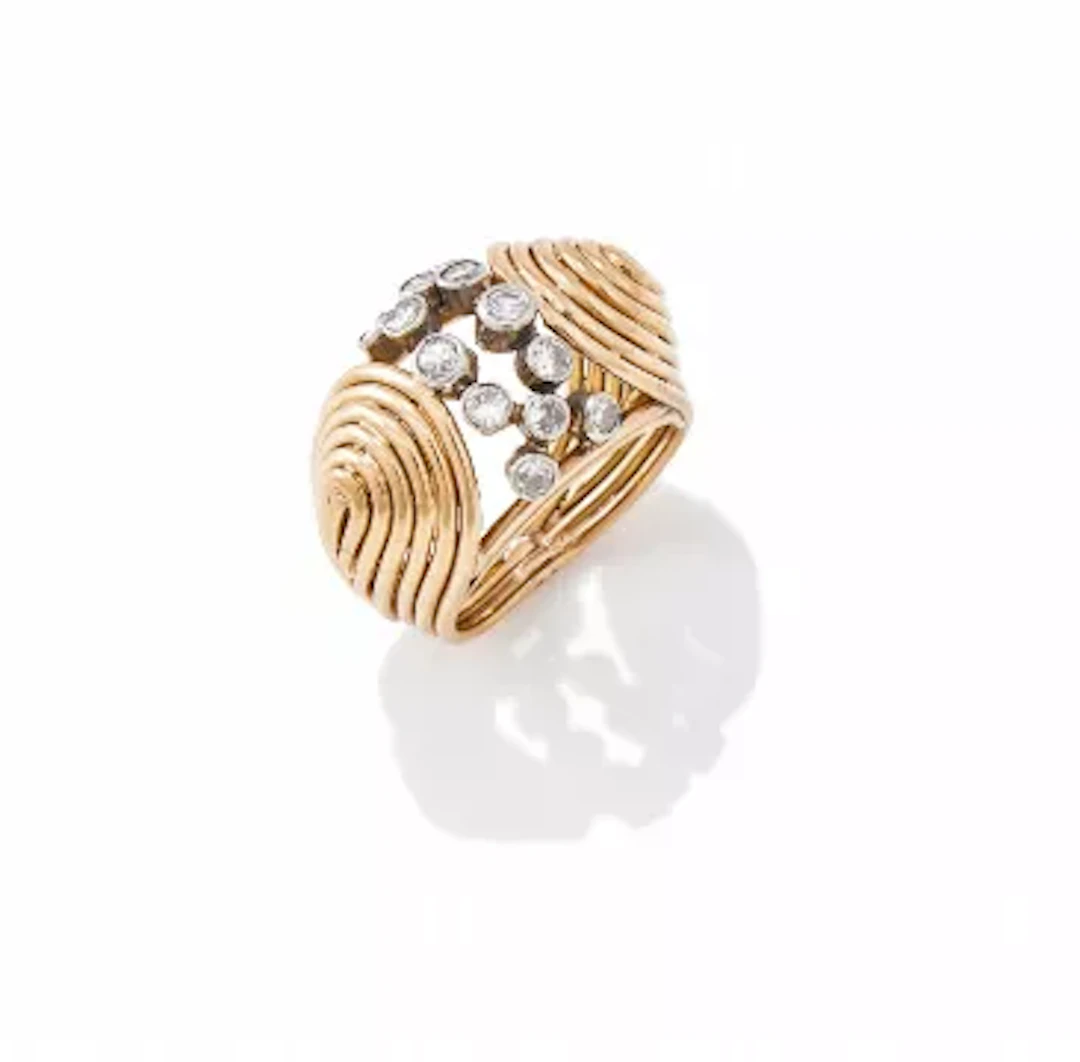 A MID 20TH CENTURY DIAMOND SET DRESS RING