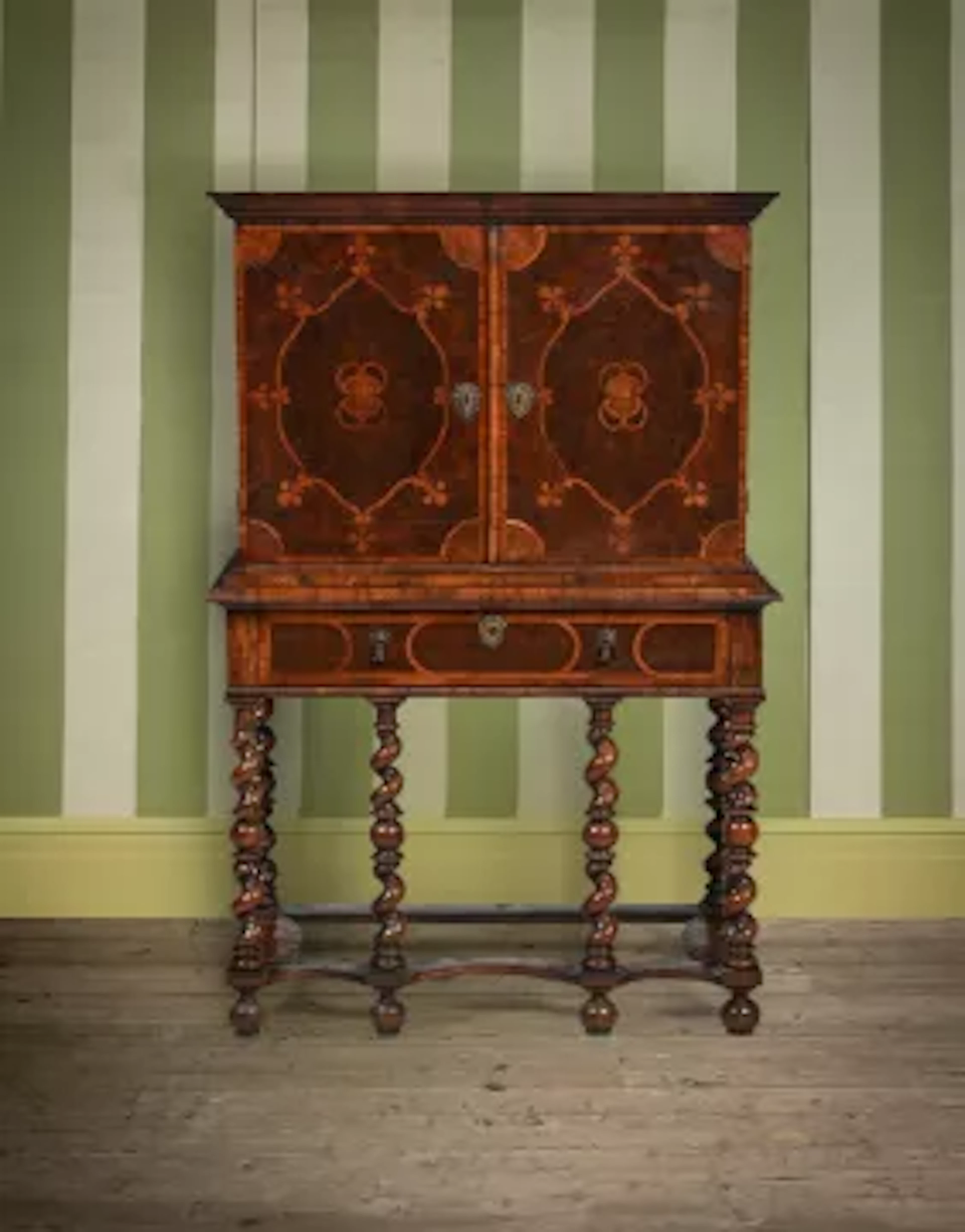 Y A WILLIAM & MARY KINGWOOD, TULIPWOOD AND OYSTER VENEERED CABINET