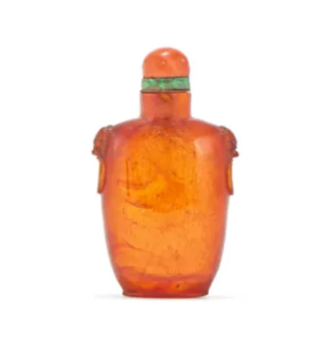 Y A Chinese carved amber snuff bottle, 18th century