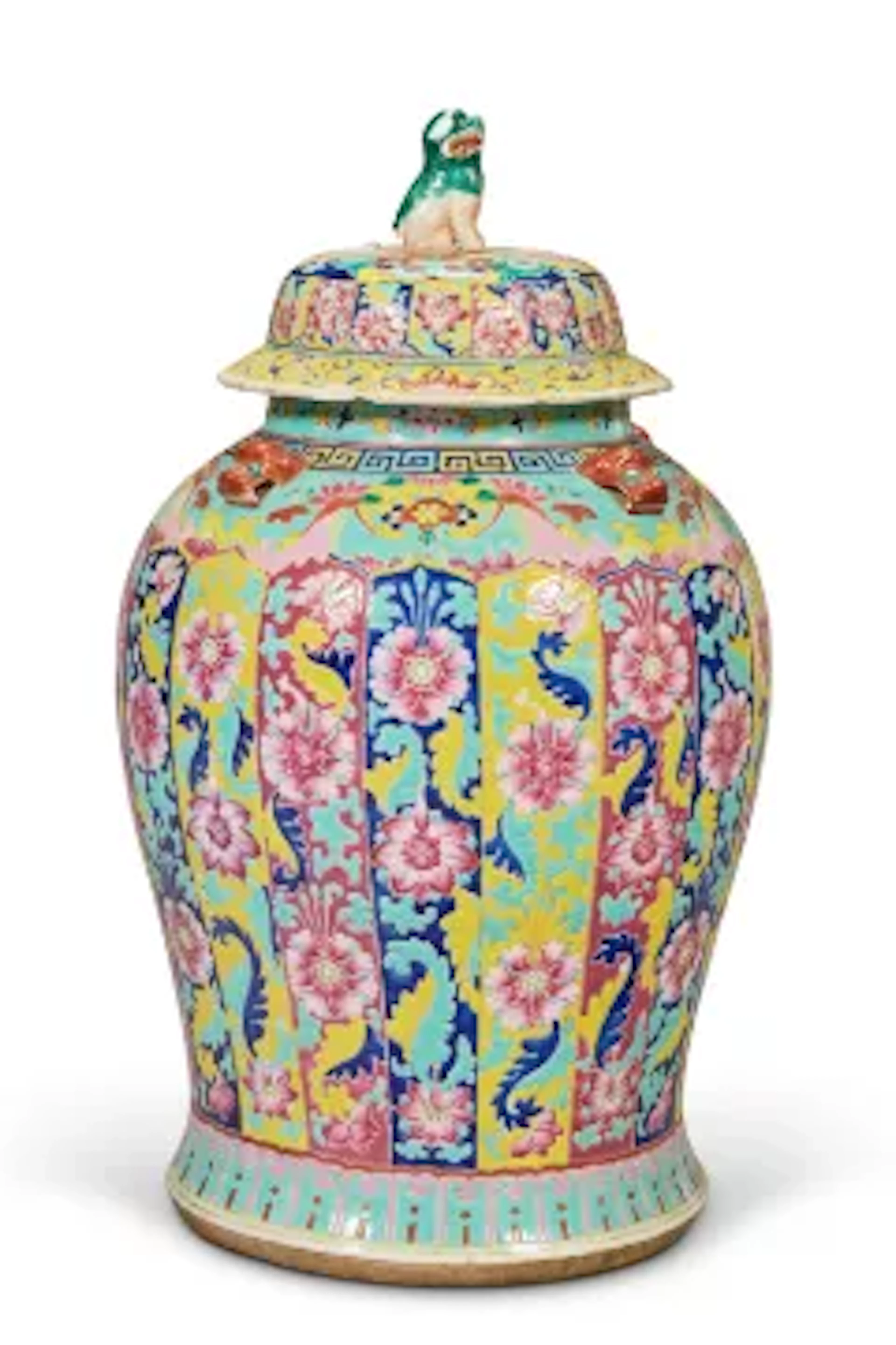 A LARGE CHINESE FAMILLE ROSE VASE AND COVER, 19TH CENTURY