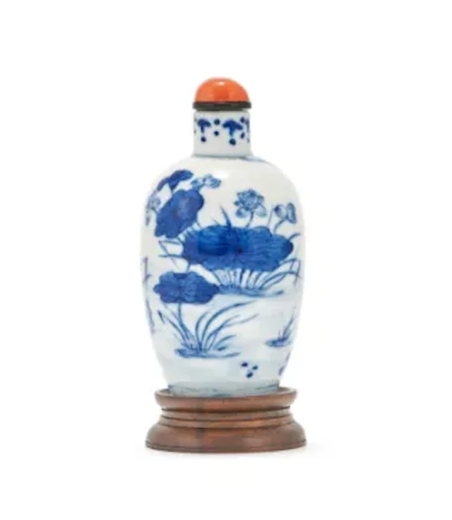 Y A Chinese blue and white 'Lotus Scene' snuff bottle, 18th century