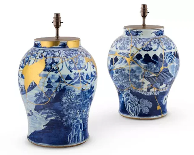 A PAIR OF CHINESE BLUE AND WHITE VASES, 18TH CENTURY