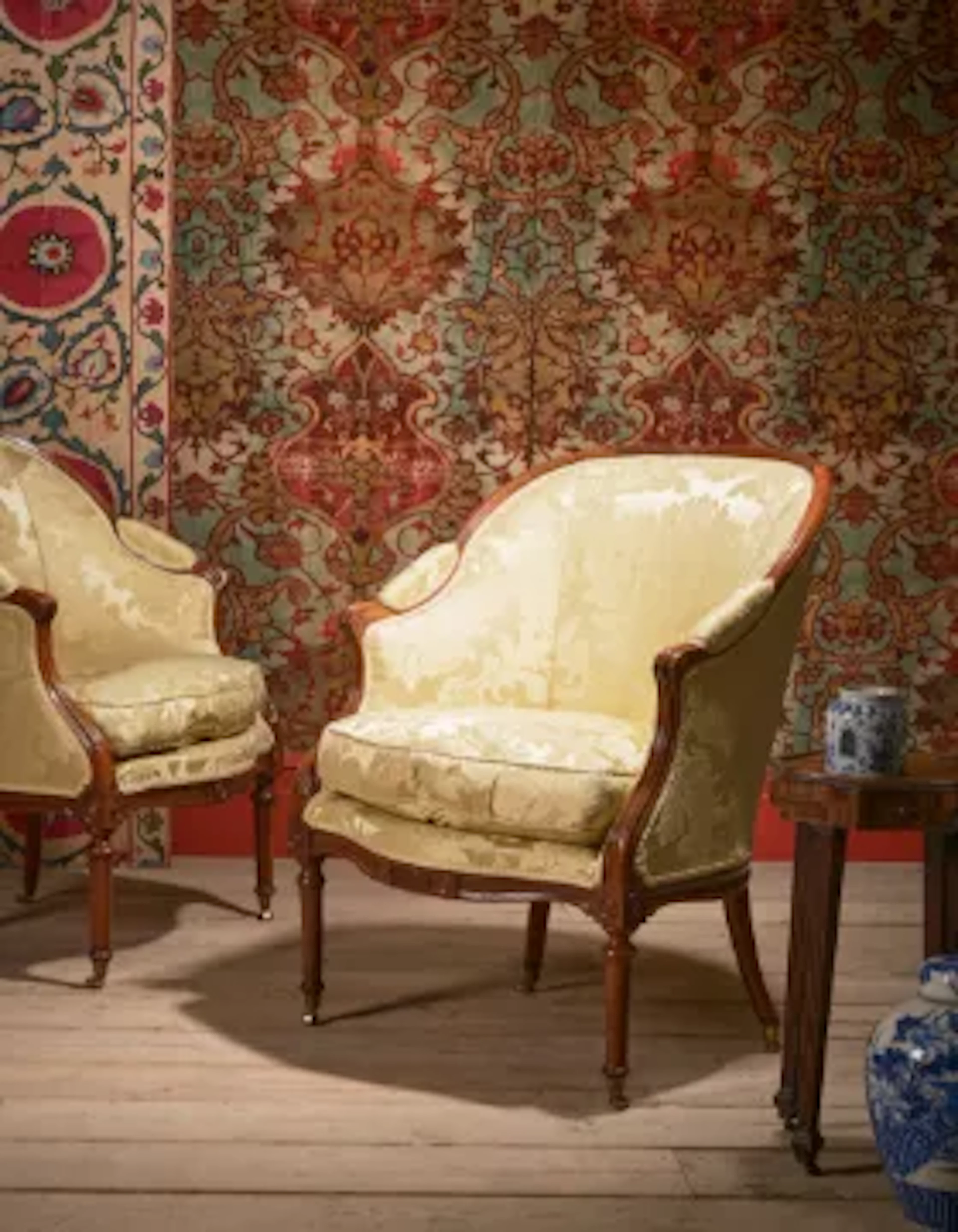 A PAIR OF GEORGE III MAHOGANY AND SILK DAMASK UPHOLSTERED BERGERE