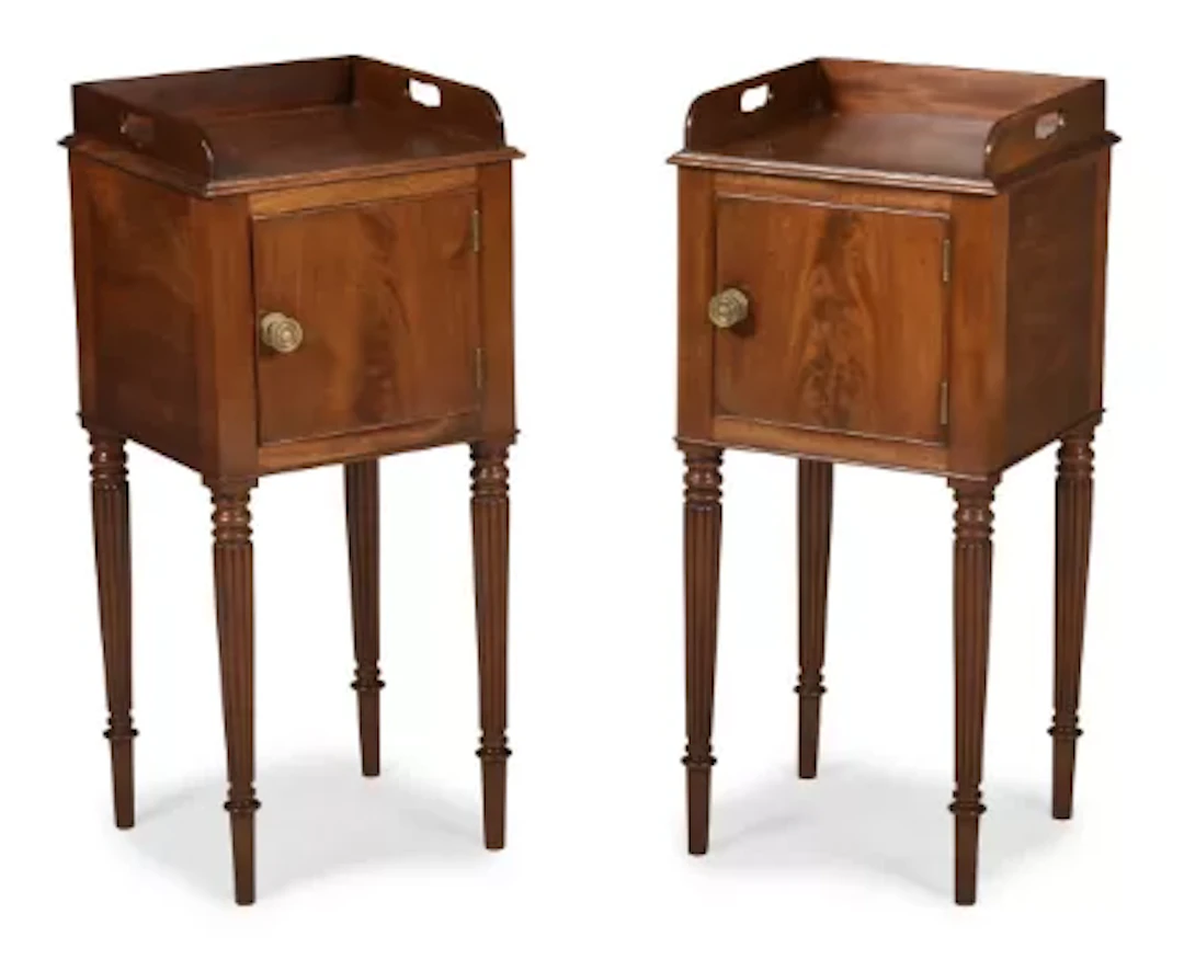 A PAIR OF REGENCY MAHOGANY BEDSIDE CABINETS, ATTRIBUTED TO GILLOWS, CIRCA 1820
