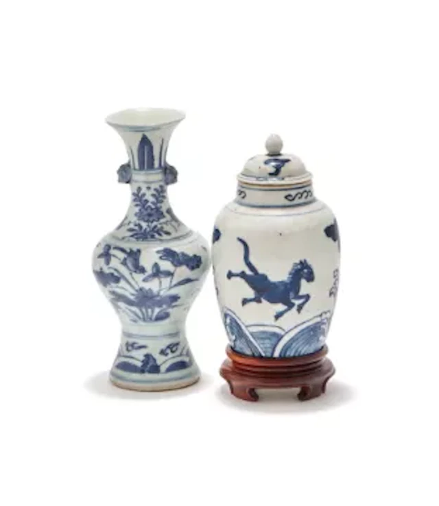 A small Chinese blue and white jar and cover, 17th century