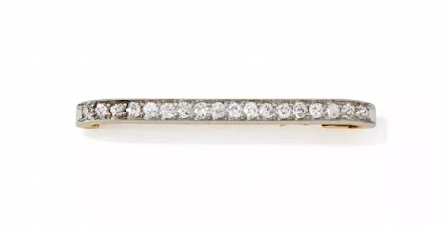 A MID 20TH CENTURY DIAMOND BAR BROOCH