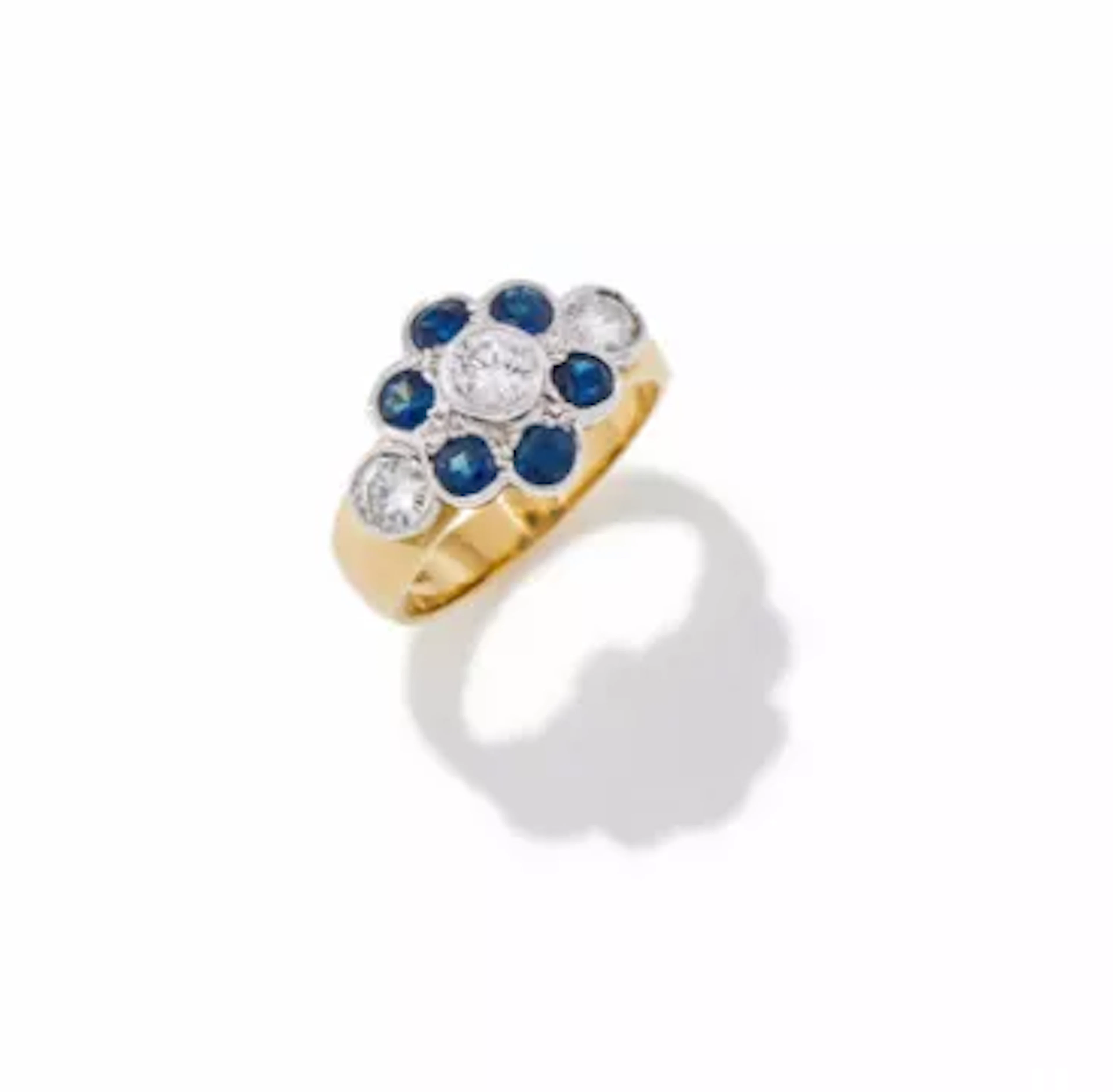 A SAPPHIRE AND DIAMOND CLUSTER RING