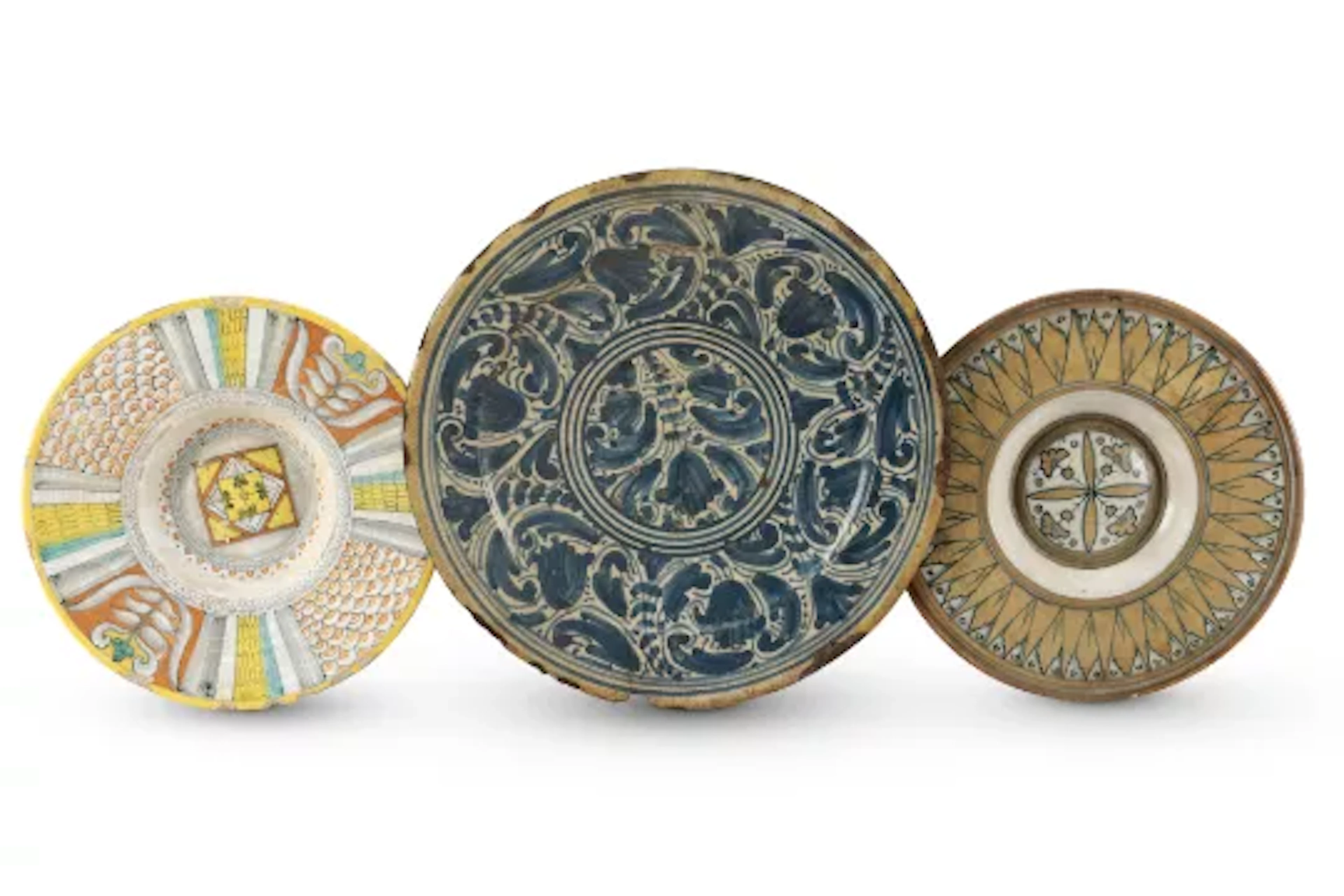 A DERUTA SHALLOW DISH, LATE 19TH CENTURY