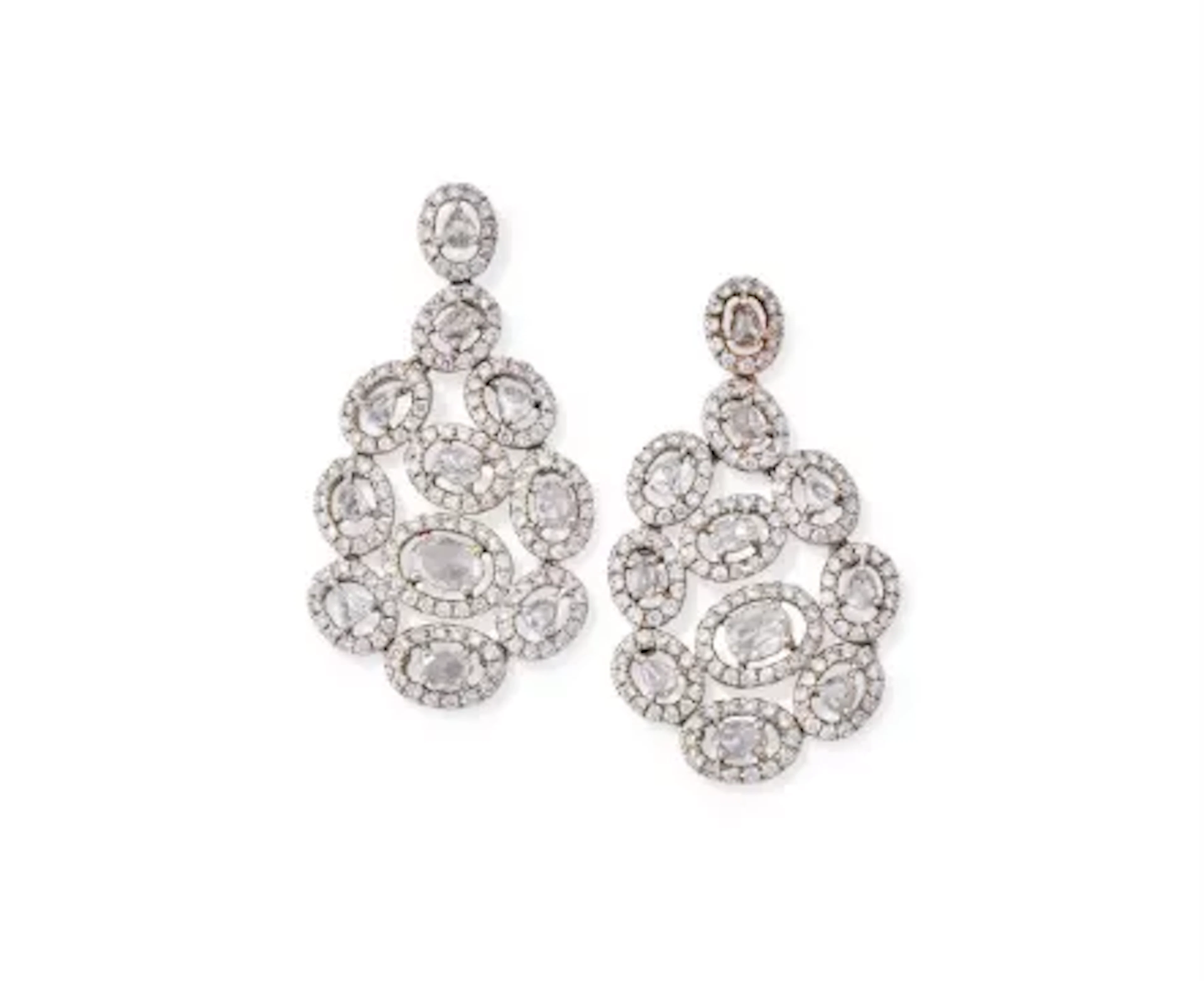 A PAIR OF DIAMOND PENDENT EARRINGS