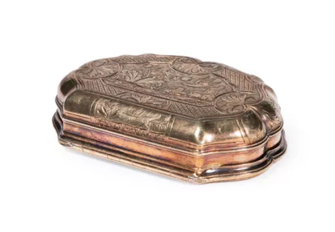 A SILVER GILT SNUFF BOX, PROBABLY DUTCH OR FRENCH, MID 18TH CENTURY