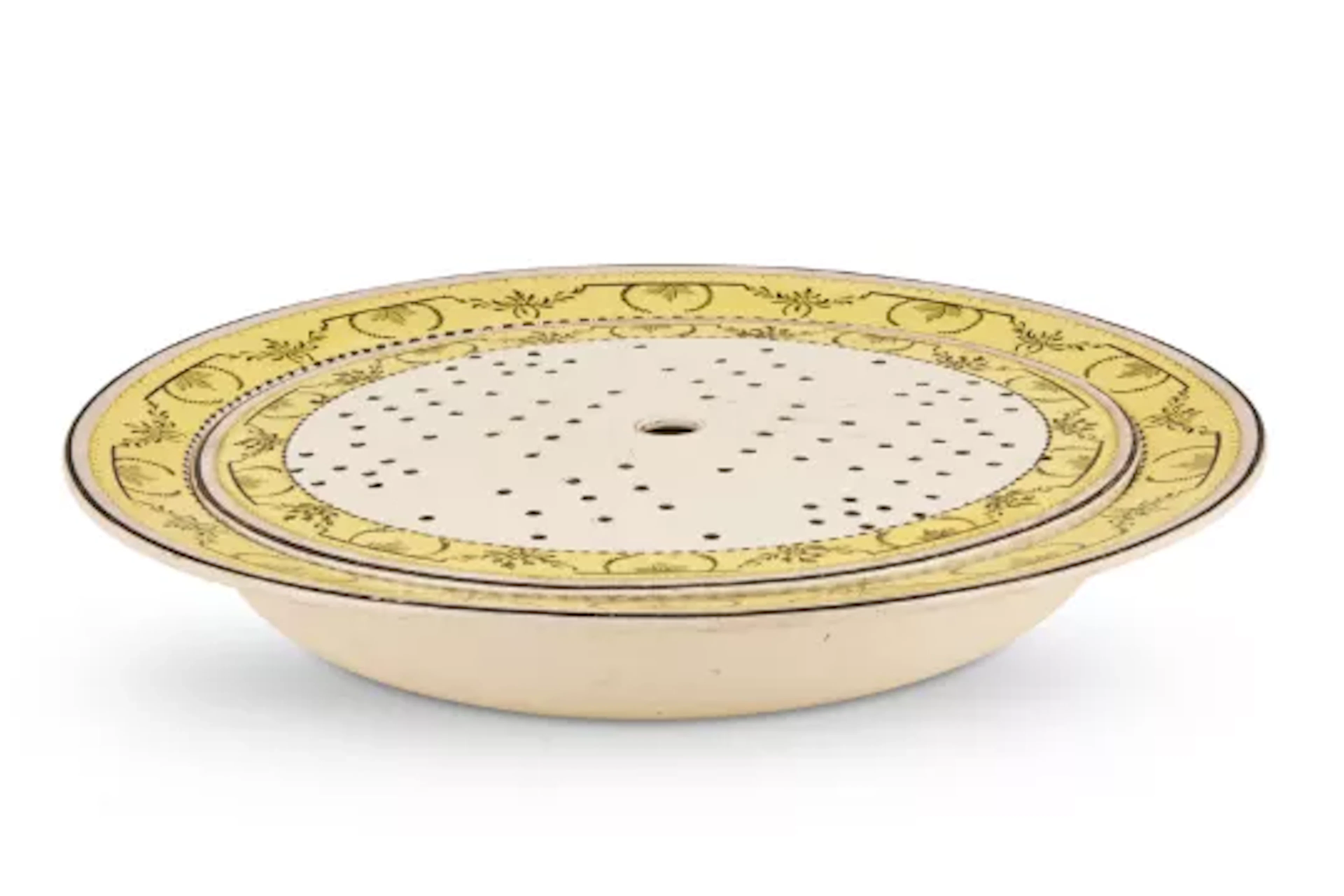 A SPODE CREAMWARE ROUND DISH AND DRAINER, FIRST QUARTER 19TH CENTURY