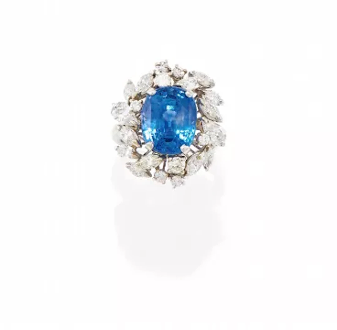 A SRI LANKAN SAPPHIRE AND DIAMOND CLUSTER RING