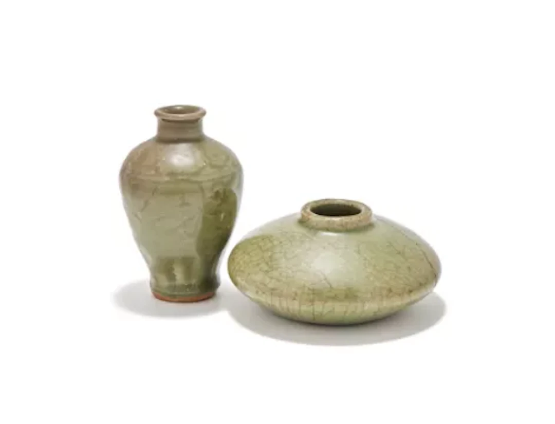 A small Chinese longquan celadon glazed vase, Ming Dynasty (1368-1644)