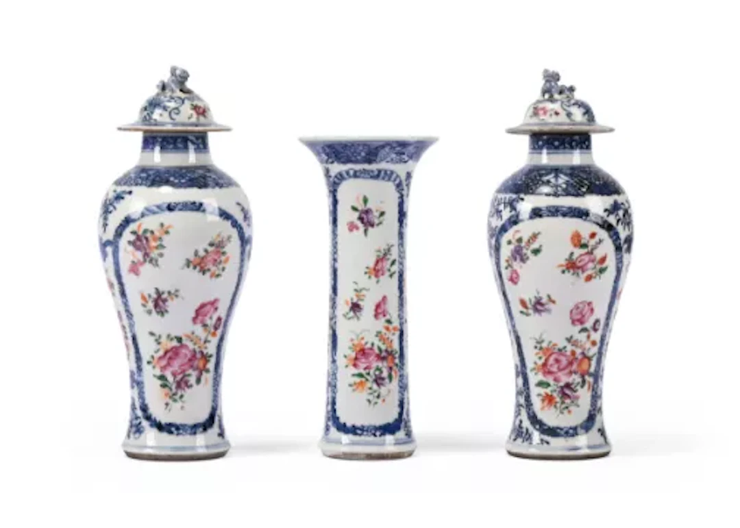 A CHINESE FAMILLE ROSE PORCELAIN GARNITURE, QIANLONG, LATE 18TH CENTURY