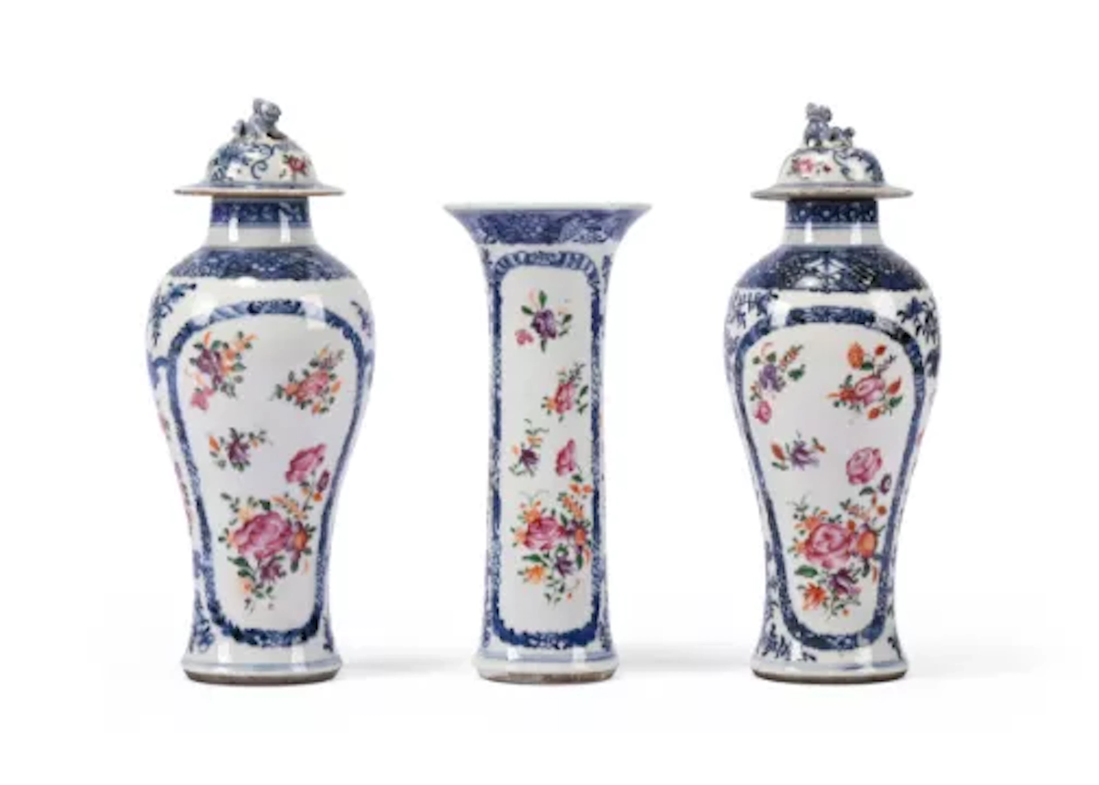 A CHINESE FAMILLE ROSE PORCELAIN GARNITURE, QIANLONG, LATE 18TH CENTURY