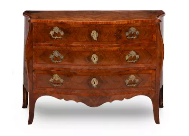 A FIGURED WALNUT AND TULIPWOOD CROSS-BANDED SERPENTINE COMMODE, ITALIAN
