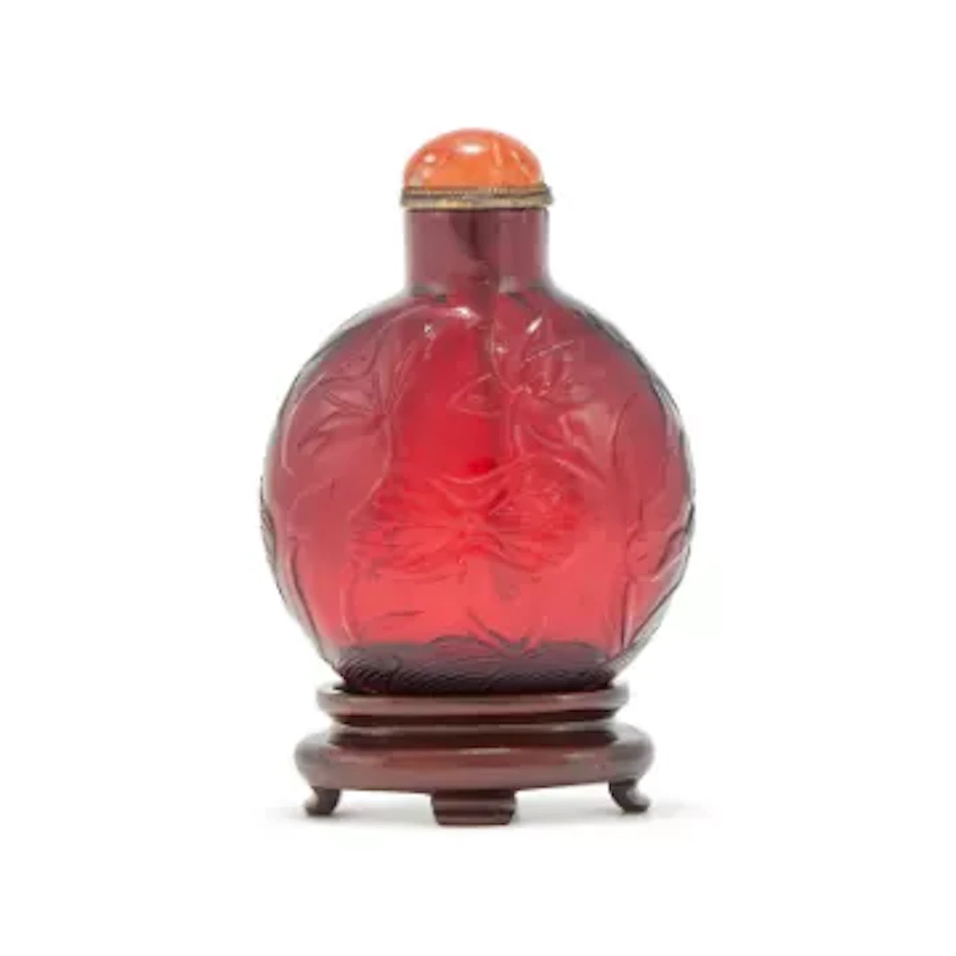 Y A Chinese carved ruby glass snuff bottle, 19th century