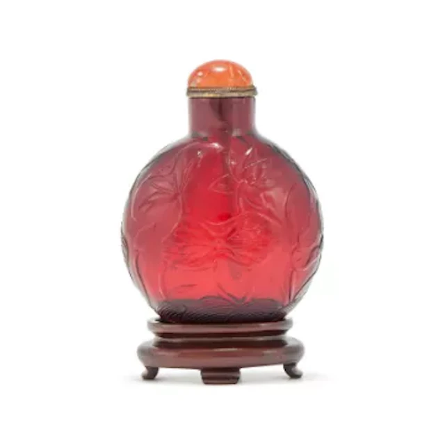 Y A Chinese carved ruby glass snuff bottle, 19th century