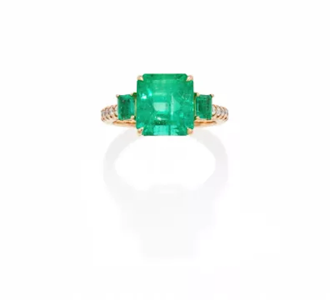 AN EMERALD AND DIAMOND RING