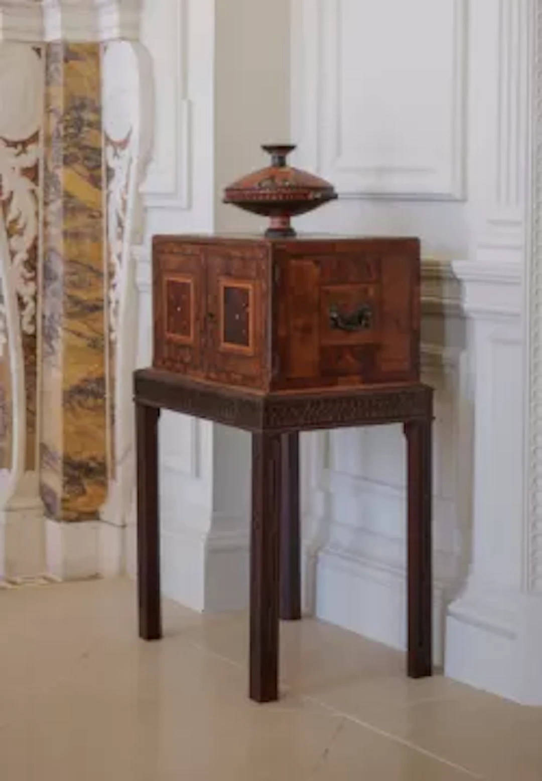 Y A GEORGE III SABICU, AMARANTH AND CHEQUERBANDED COLLECTOR'S CABINET