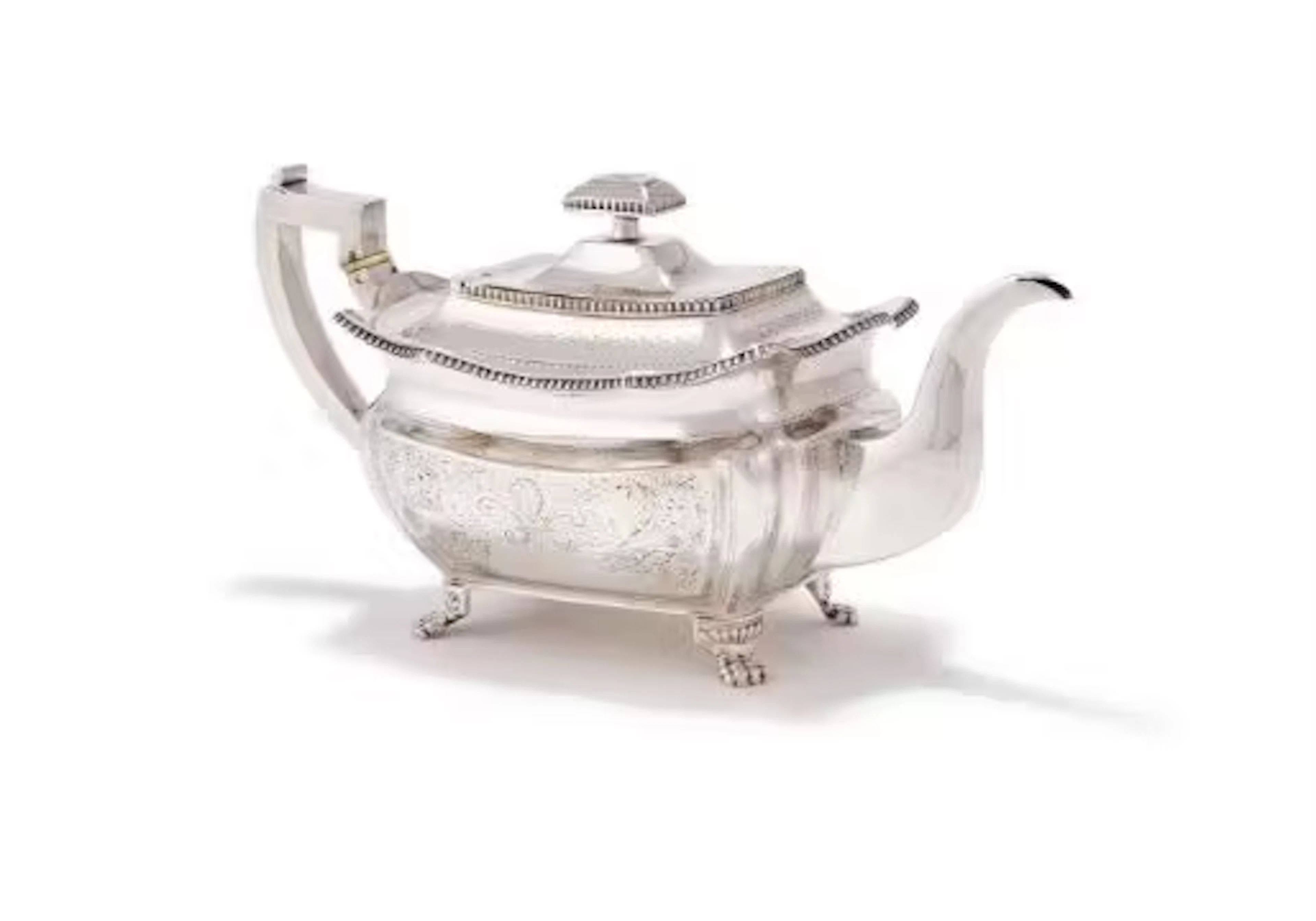 Y A GEORGE III IRISH SILVER TEA POT