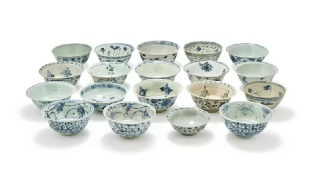 An assorted group of nineteen Chinese blue and white bowls, 14th-16th century