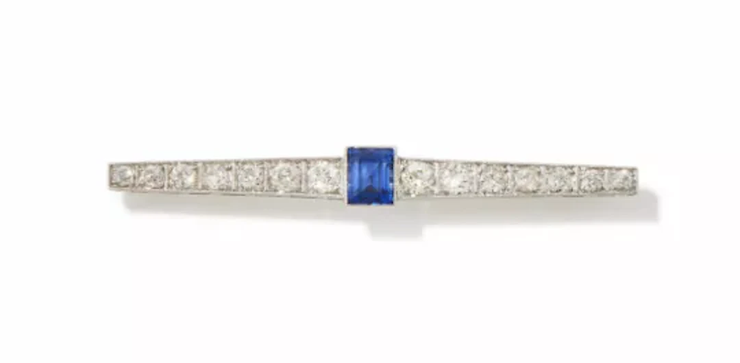 A SAPPHIRE AND DIAMOND BAR BROOCH