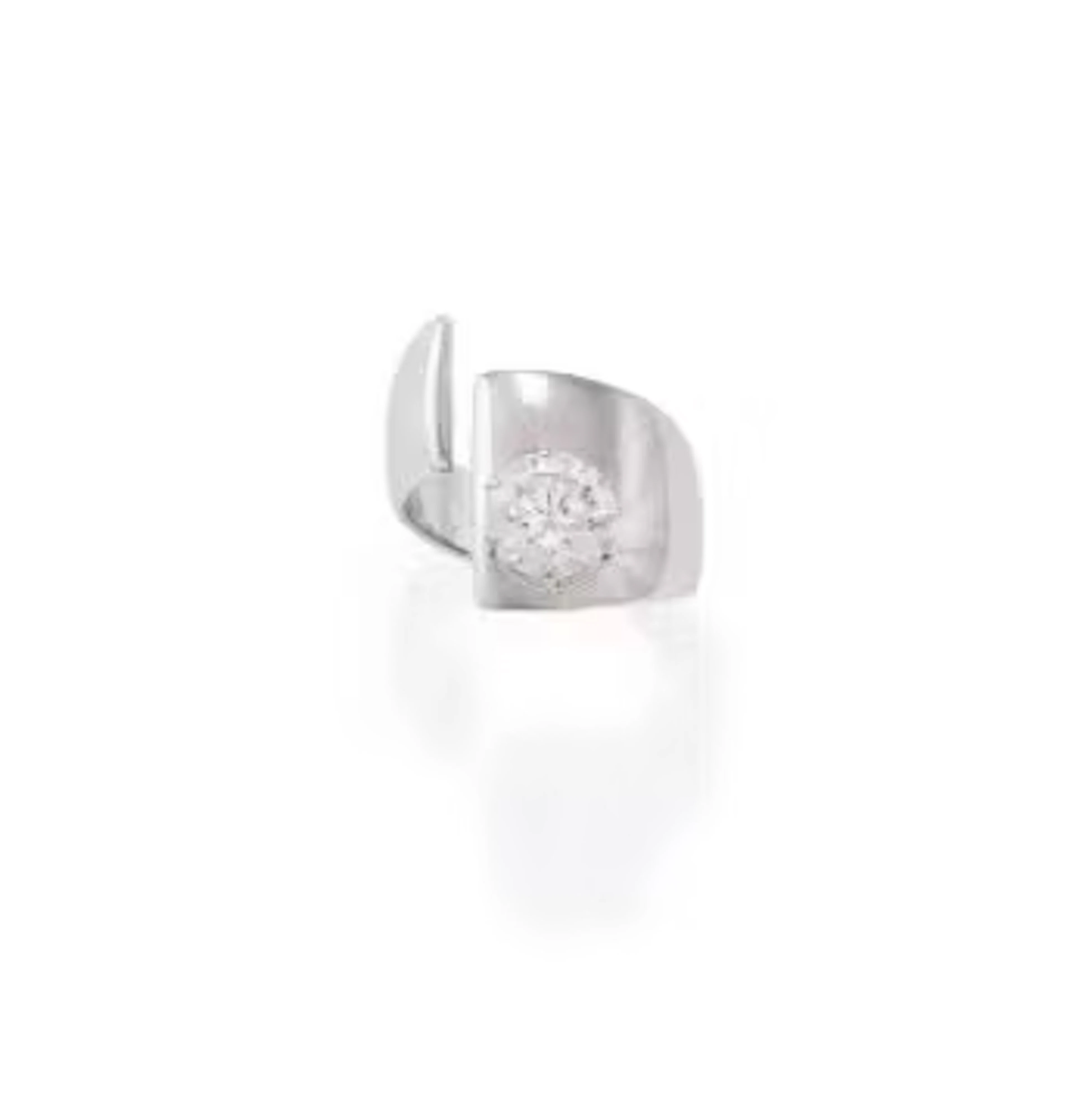 A DIAMOND SINGLE STONE RING