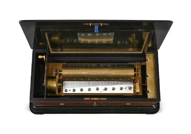 Y A FINE AND IMPRESSIVE INLAID ROSEWOOD 'TWO-TUNES-PER-TURN' MANDOLIN MUSIC BOX