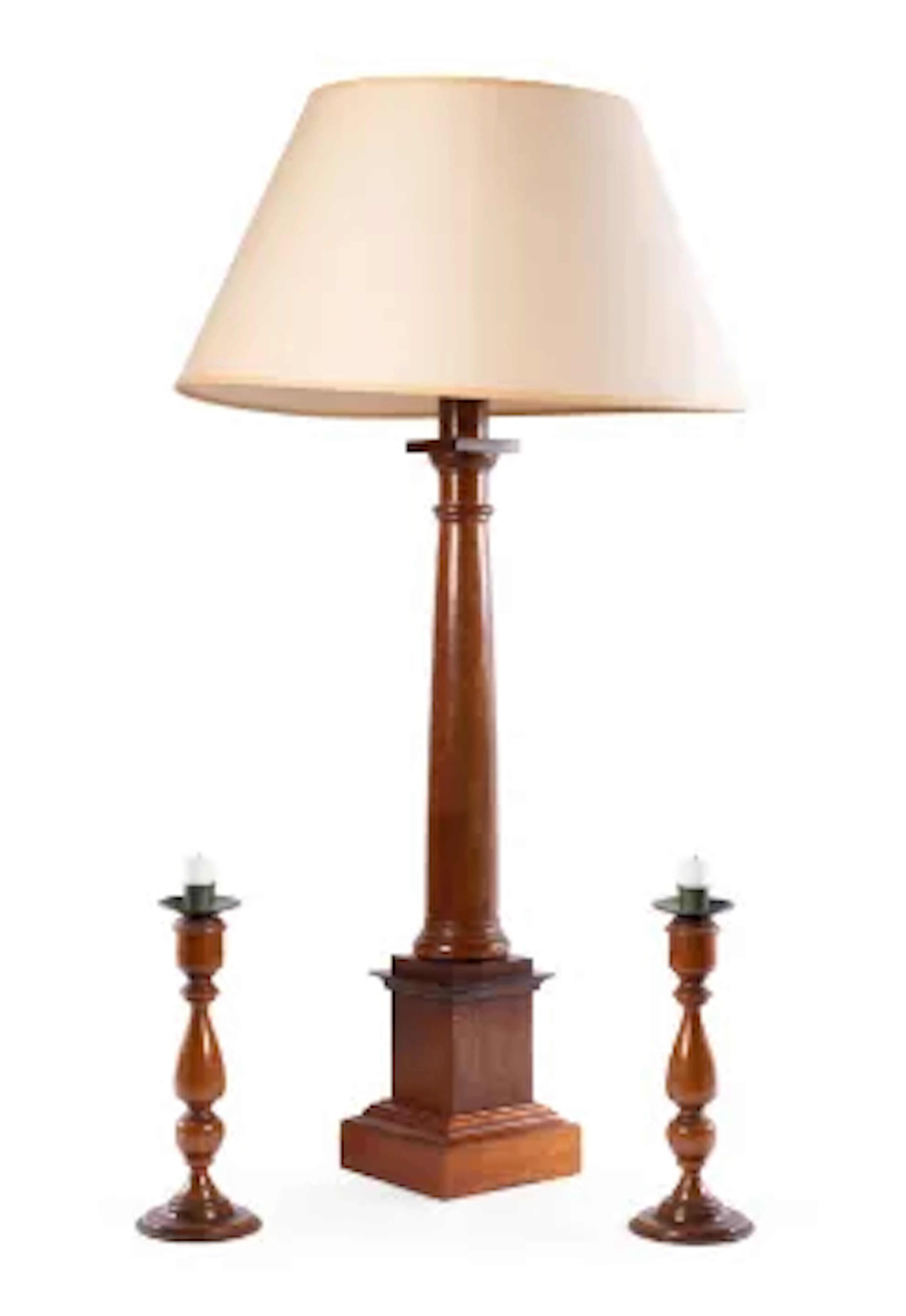 A LARGE MAHOGANY COLUMN TABLE LAMP, BY SIBYL COLEFAX & JOHN FOWLER