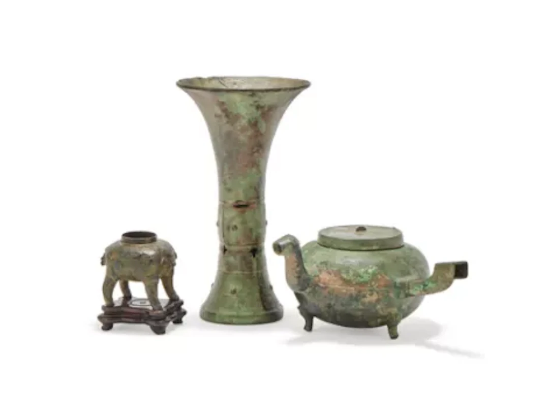 A Chinese bronze tripod pouring vessel and cover, Western Han Dynasty