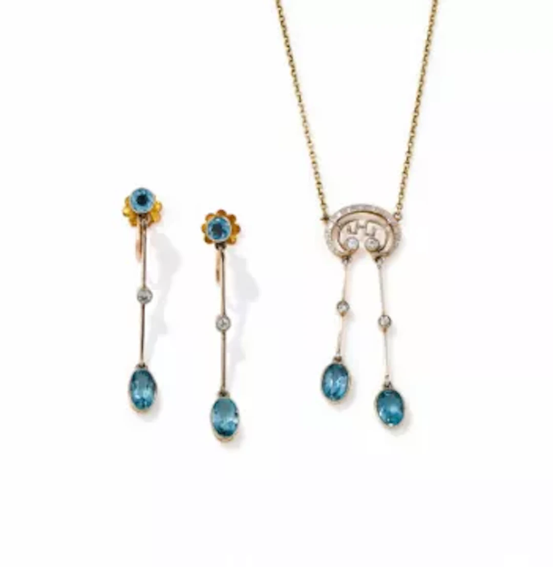 AN EARLY 20TH CENTURY AQUAMARINE AND DIAMOND PENDANT AND EARRINGS, CIRCA 1915