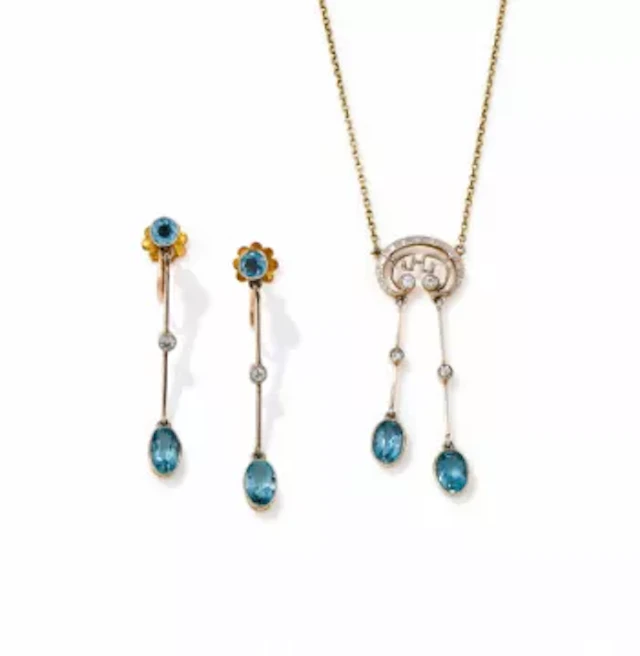 AN EARLY 20TH CENTURY AQUAMARINE AND DIAMOND PENDANT AND EARRINGS, CIRCA 1915