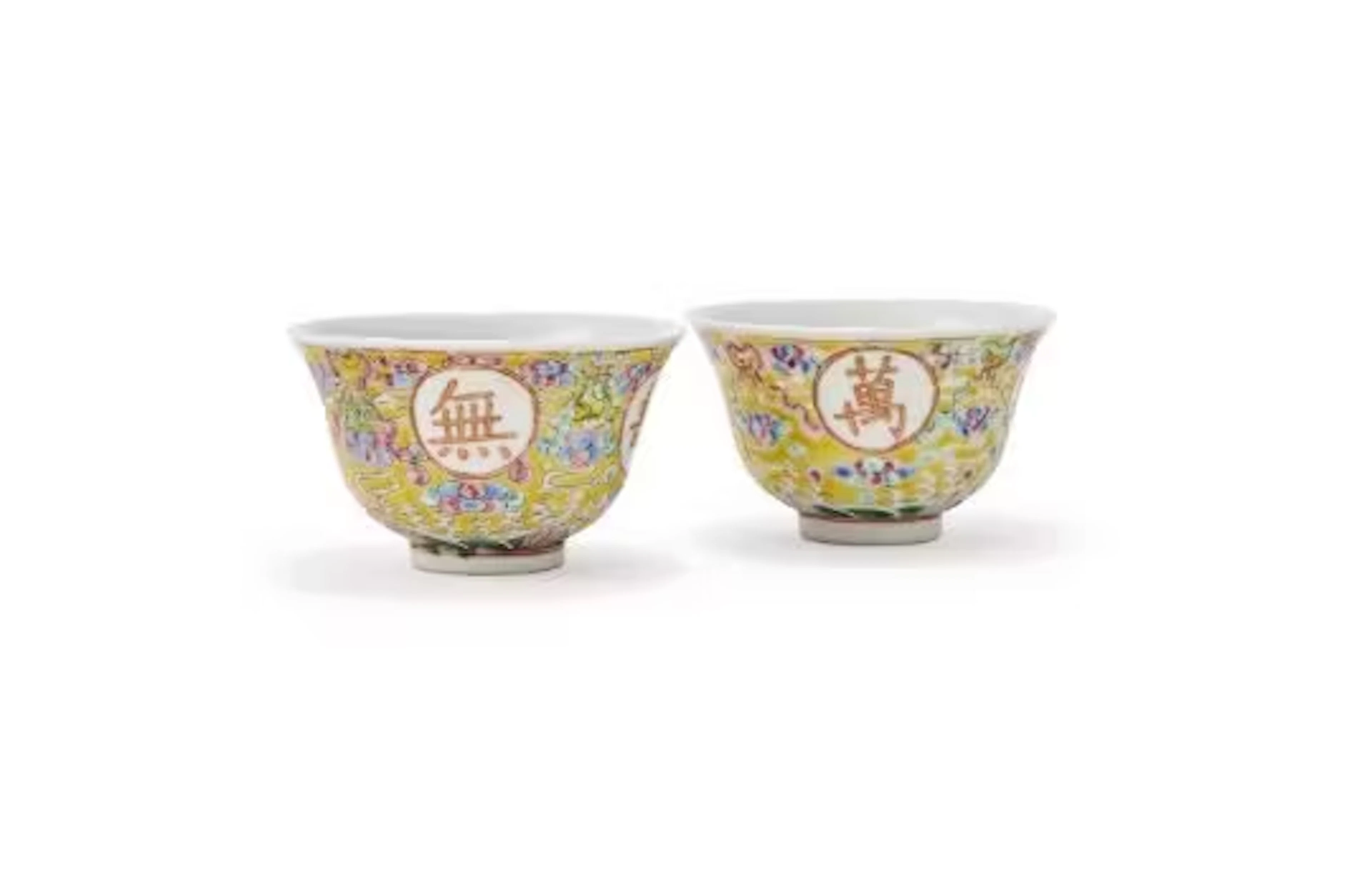 A pair of Chinese Famille Rose 'Longevity' bowls