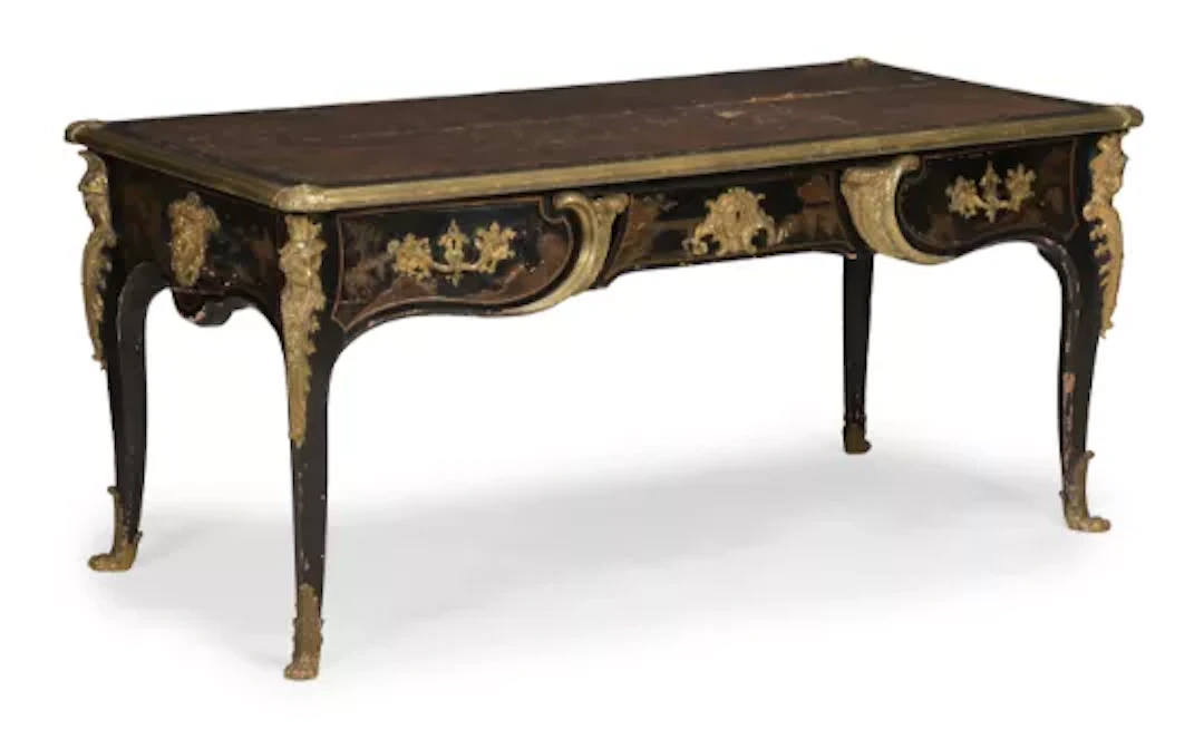 A FRENCH BLACK LACQUER, GILT CHINOISERIE DECORATED AND ORMOLU MOUNTED